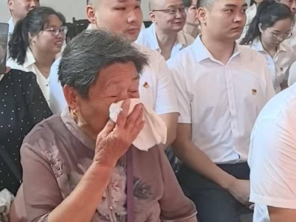 同花证券 董必武点赞的大妈被搬上舞台剧，家属观剧后落泪：很真实！很感动