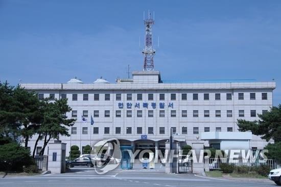 优速配资 韩国一警察多次给市民打恶作剧电话学猫叫，被停职