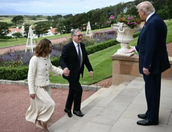 亿盛资产 特朗普对52岁英国首相夫人“献殷勤”，引发争议